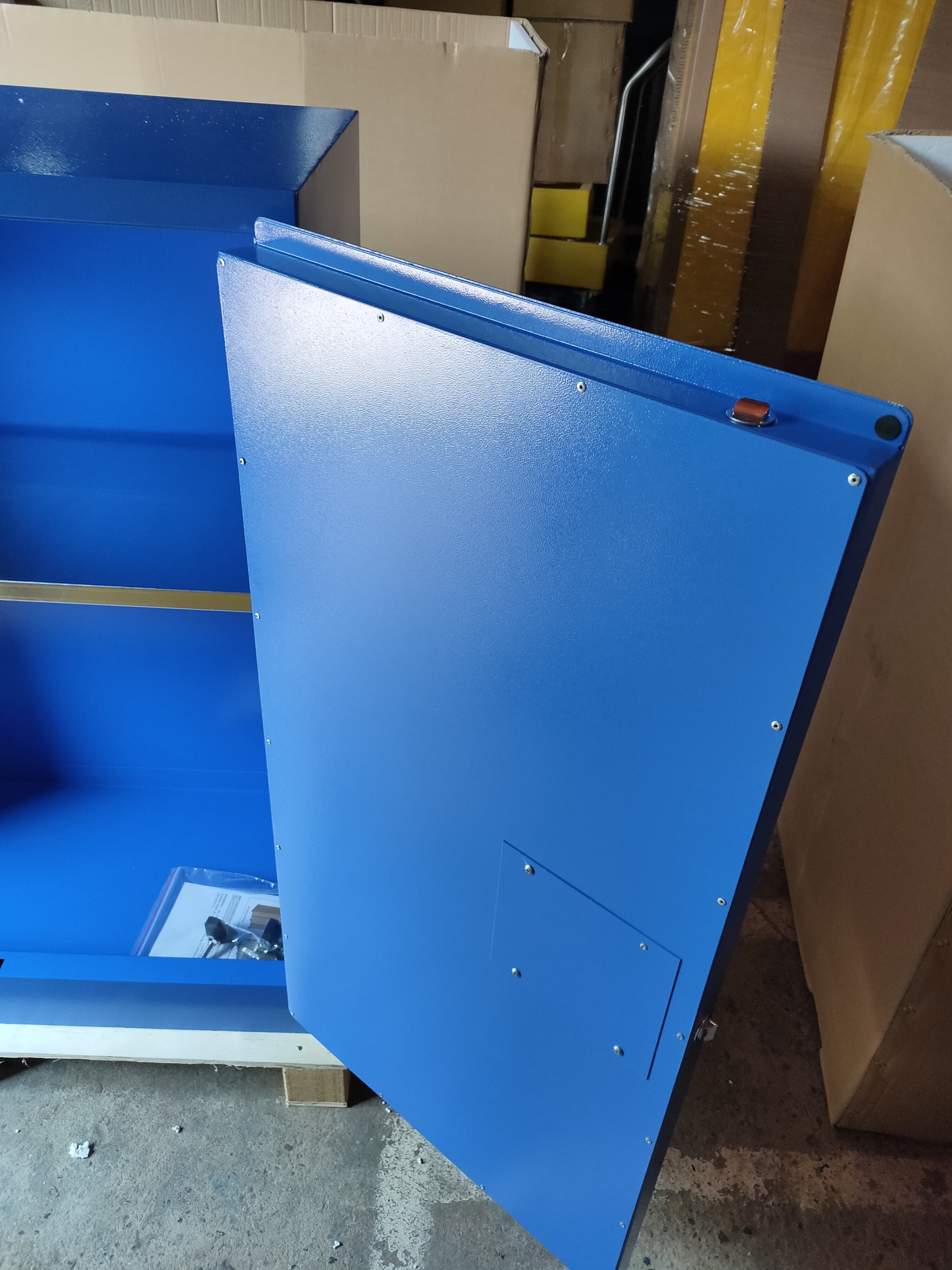 Tủ thép đựng hóa chất ăn mòn, chống cháy trong nhà máy - Ảnh 2