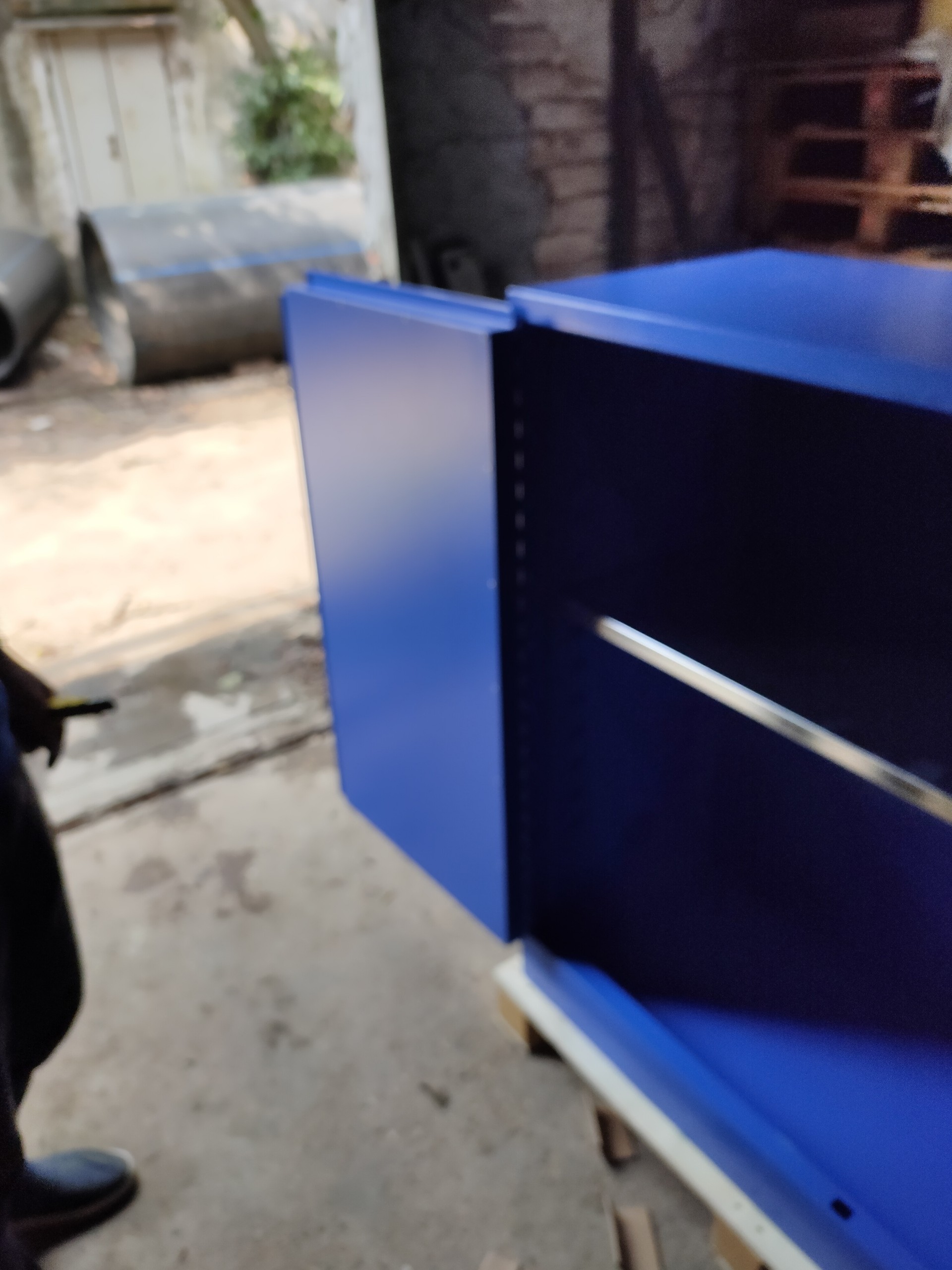 Tủ thép đựng hóa chất ăn mòn, chống cháy trong nhà máy - Ảnh 3